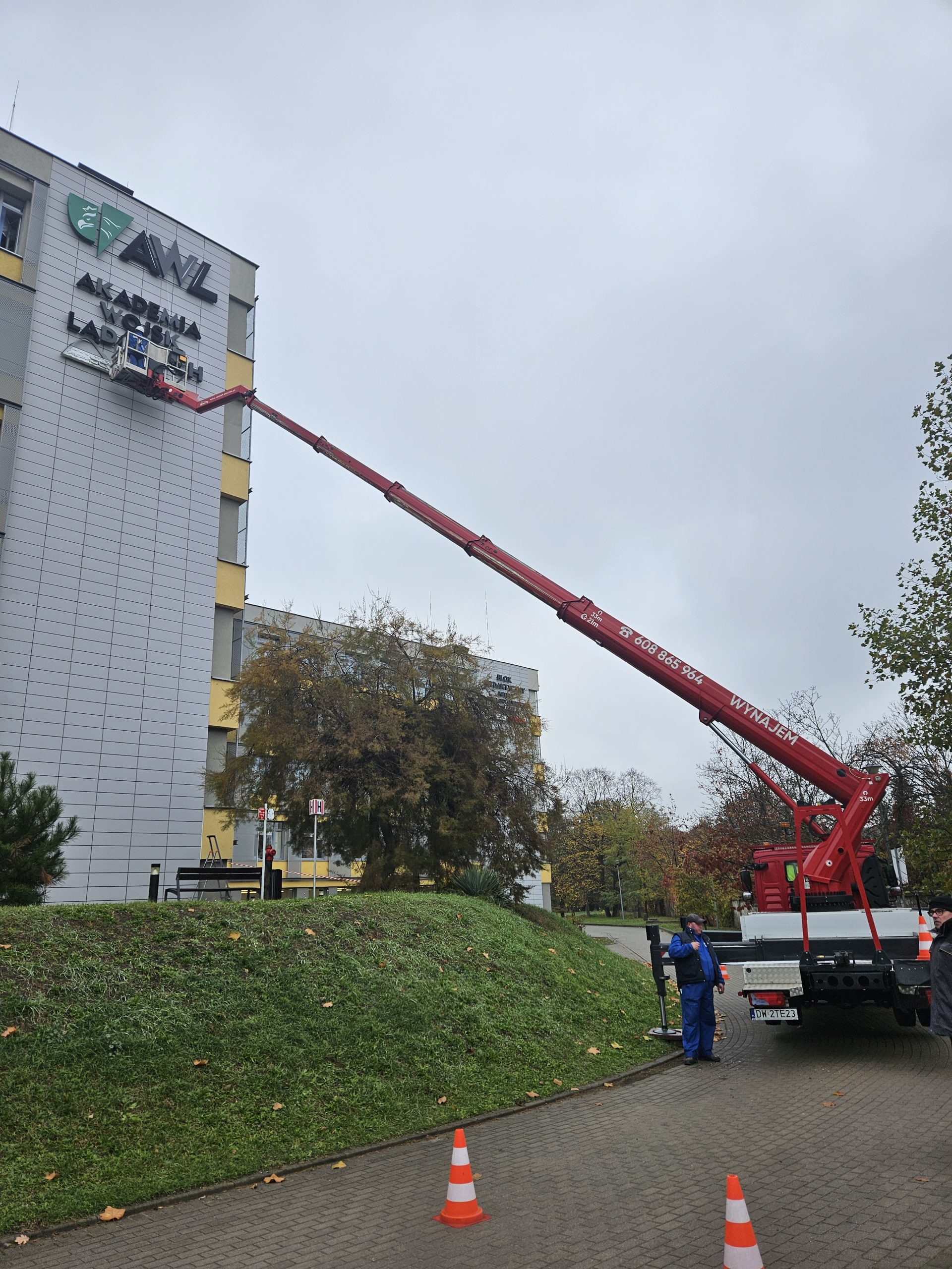 Podnośnik 33m Ruthmann T-330 podczas montażu reklamy wielkoformatowej.