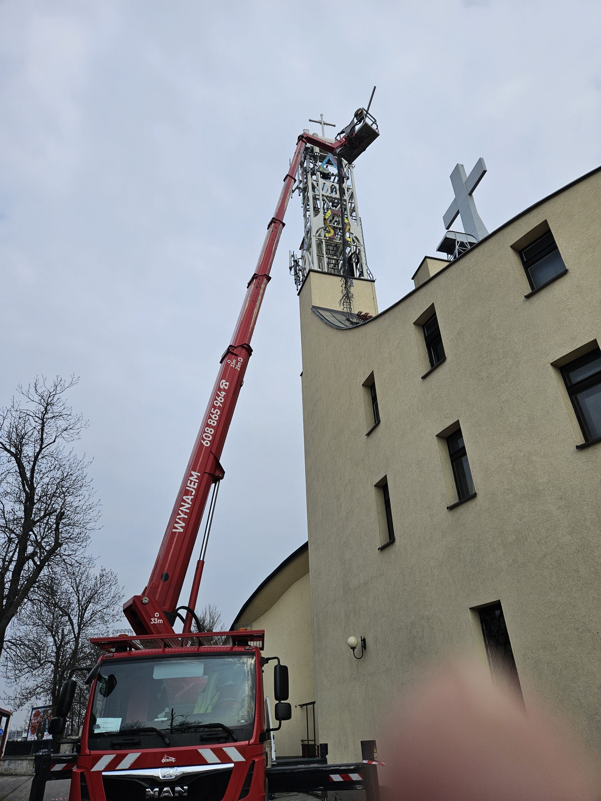 Podnośnik koszowy 33m podczas montażu nadajnika GSM we Wrocławiu.