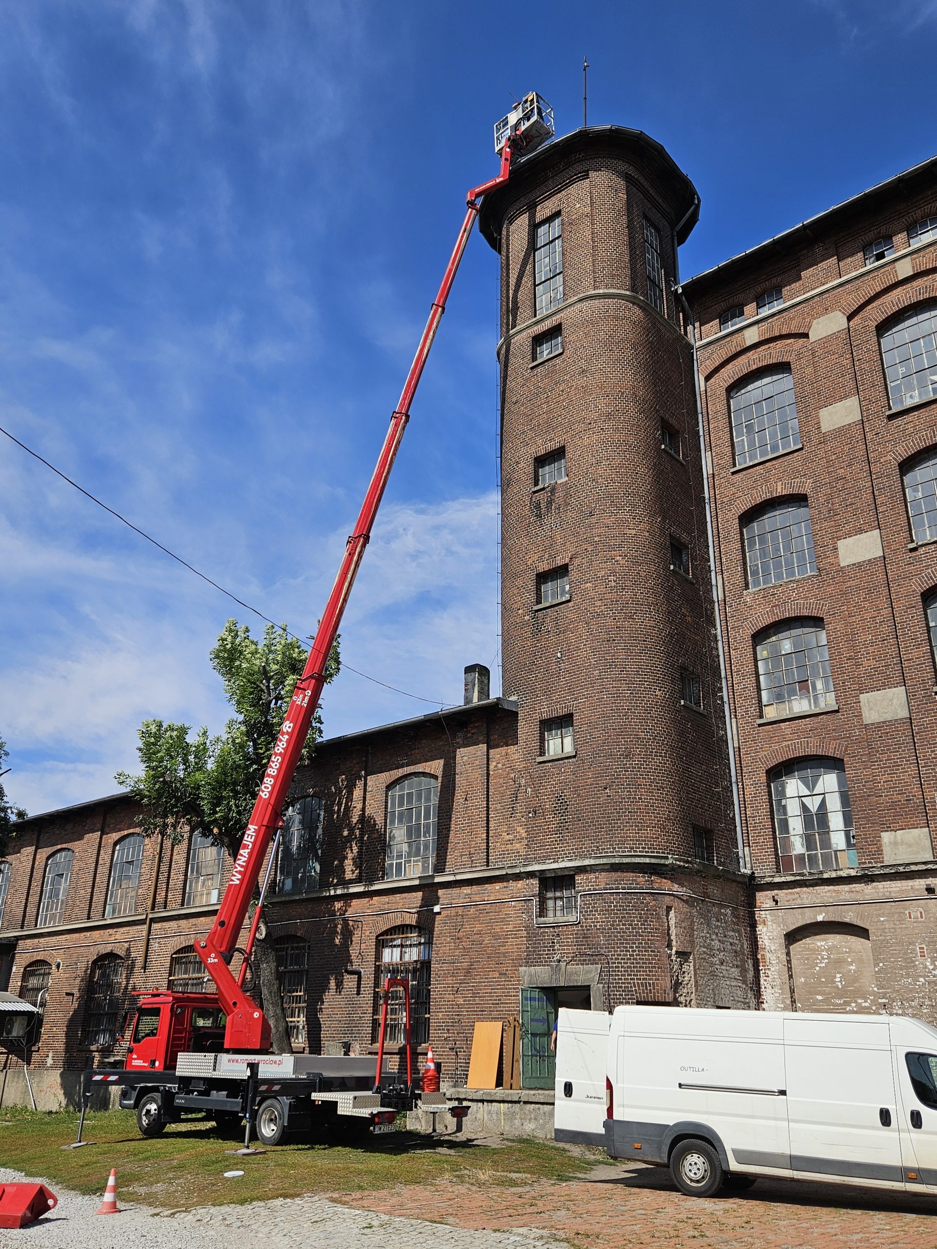 Kompaktowy podnośnik koszowy Ruthmann Steiger o wysokości roboczej 33m.