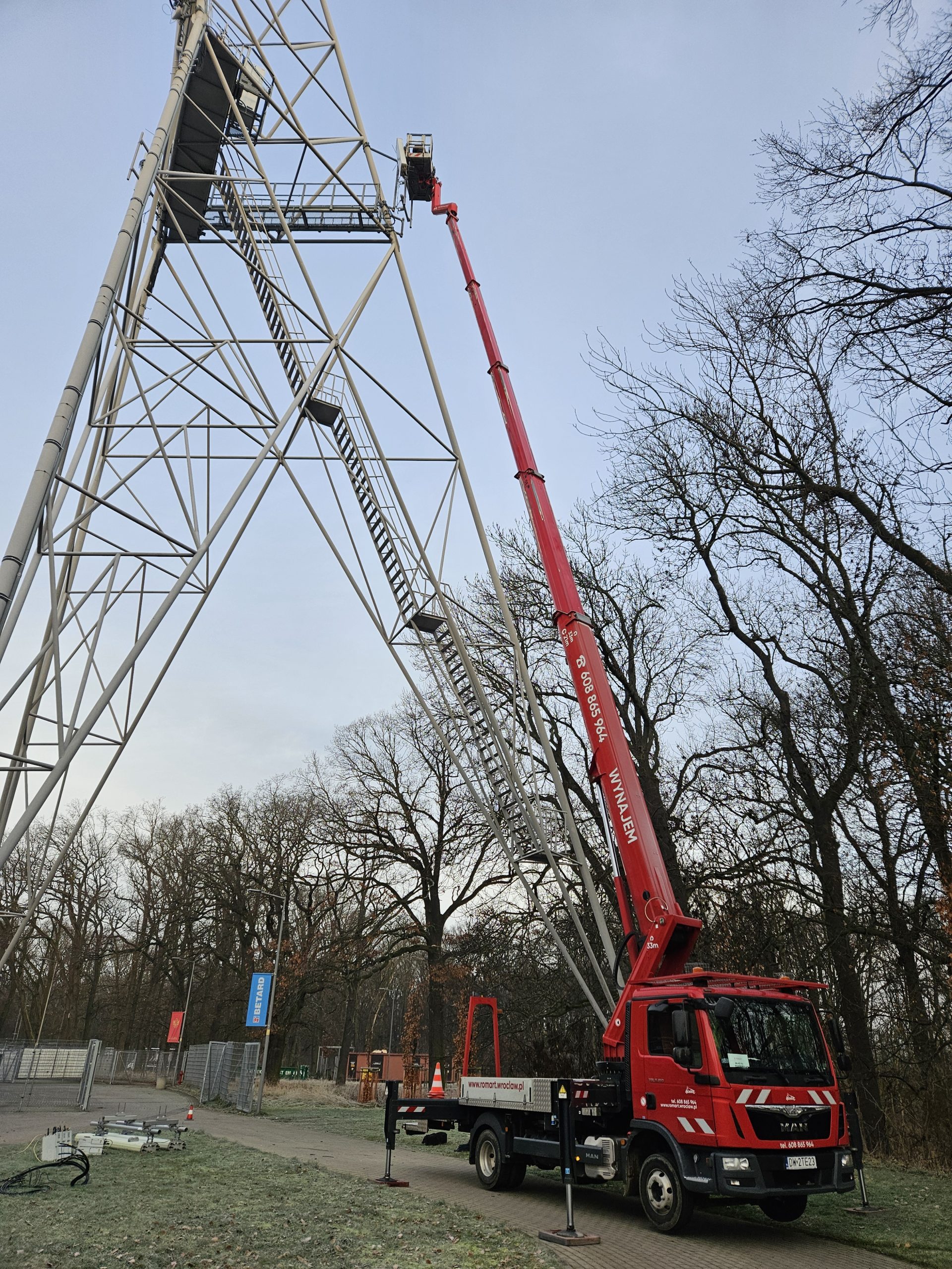 Podnośnik koszowy 33m podczas montażu nadajnika GSM we Wrocławiu.