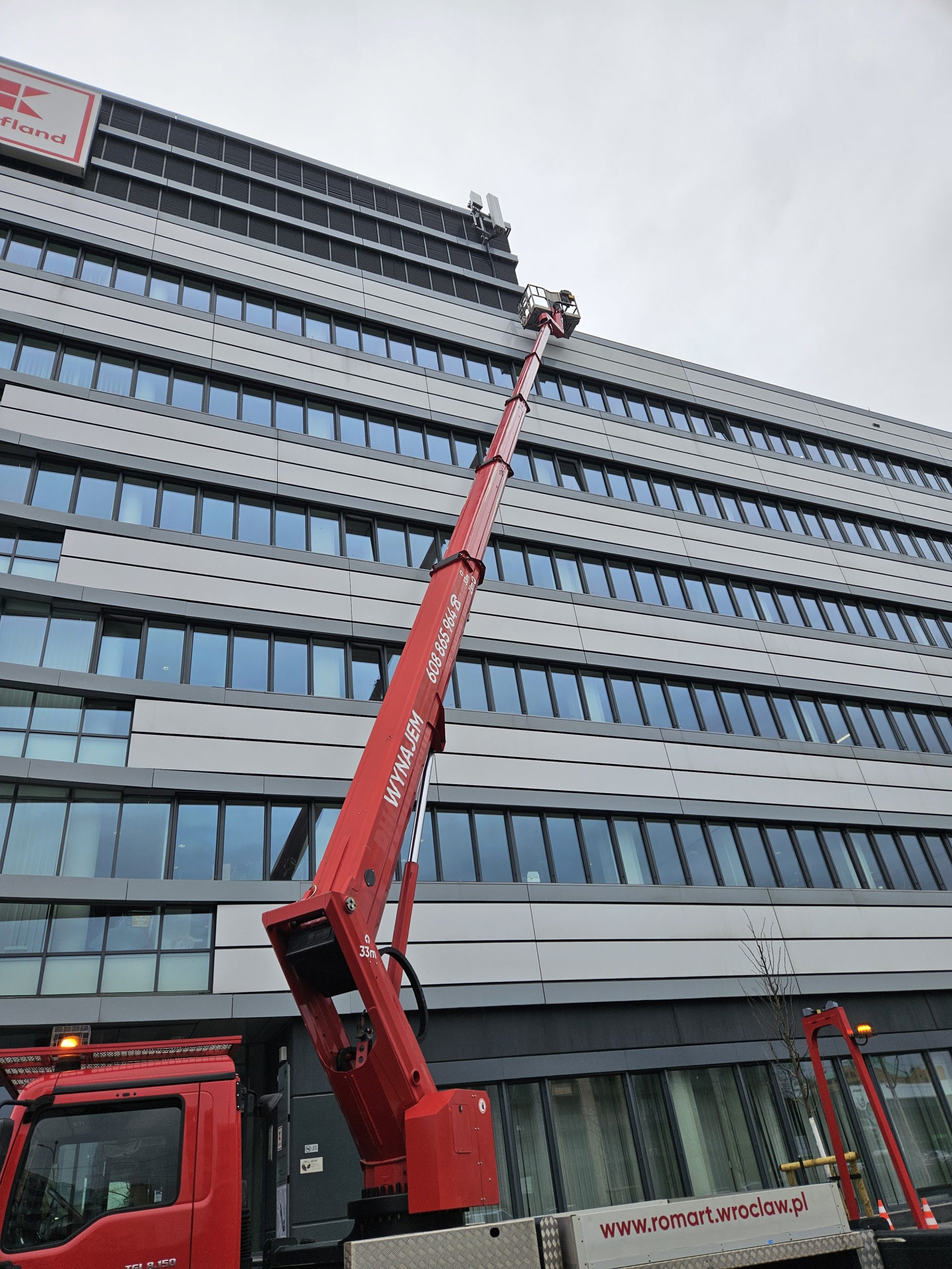 Podnośnik koszowy 33m podczas montażu nadajnika GSM we Wrocławiu.