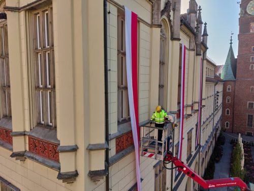 Wieszanie-Flag-Sukiennice-Ratusz-Dron-OP2-2