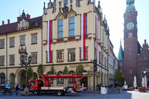 Wieszanie-Flag-Sukiennice-Ratusz-Dron-OP2-25
