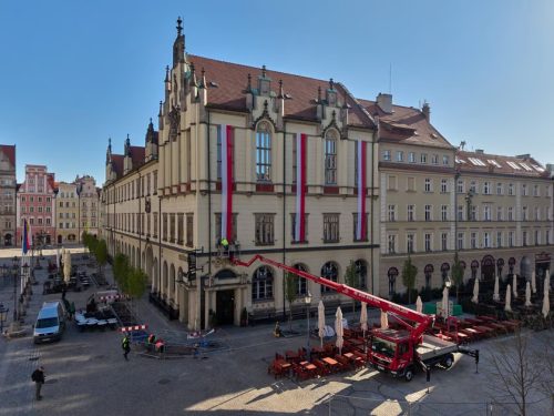 Wieszanie-Flag-Sukiennice-Ratusz-Dron-OP2-3