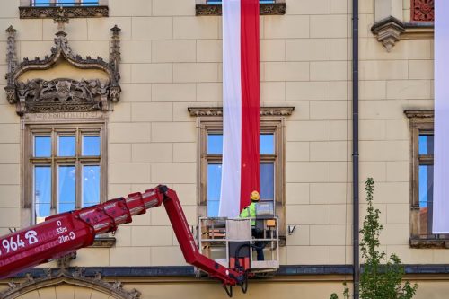 Wieszanie-Flag-Sukiennice-Ratusz-Dron-OP2-33