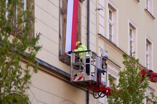 Wieszanie-Flag-Sukiennice-Ratusz-Dron-OP2-6 (1)
